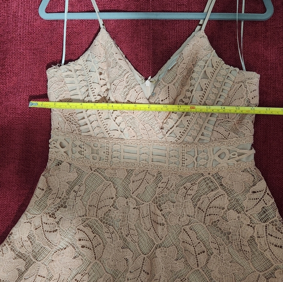 Lace dress - Picture 5 of 7